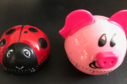 Die Glücks-Eieruhr im Glücksschwein- oder Maikäfer-Look ist das perfekte Geschenk bei einer Schornsteinfeger- und Gratulations-Shows für Ihre Veranstaltung (Hochzeit, Trauung, Geburtstag, Jubiläum, Goldhochzeit, Silberhochzeit, etc.)!!!