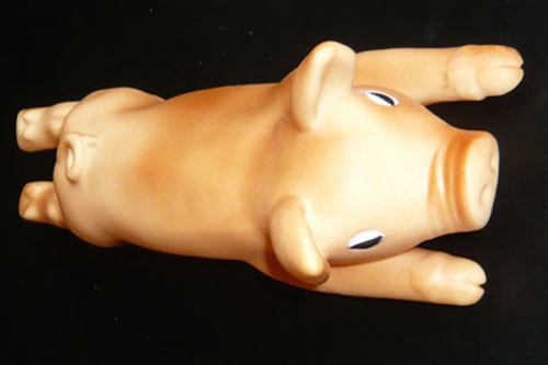 Das quietschende Glücksschwein aus Gummi ist das perfekte Geschenk bei einer Schornsteinfeger-Gratulations-Show.